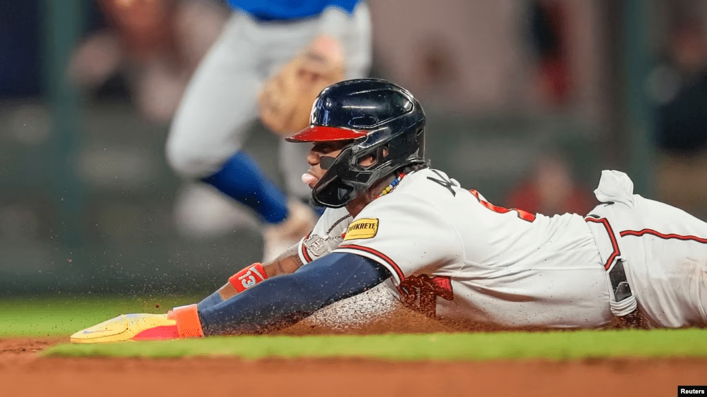 El venezolano Ronald Acuña se roba la segunda base en el octavo inning del encuentro contra los Cachorros de Chicago, en Atlanta, Estados Unidos, este miércoles.