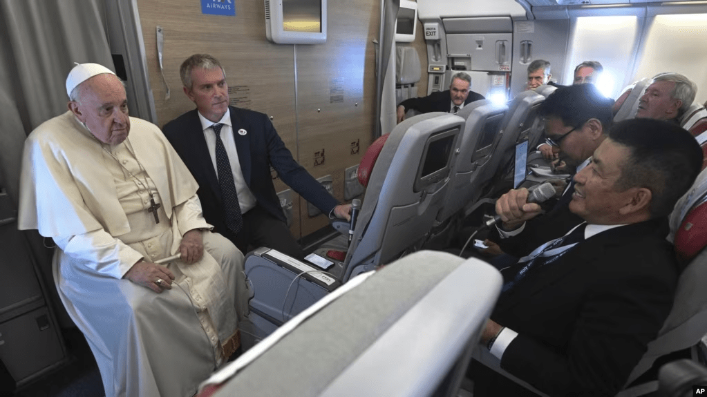 El papa Francisco conversa con los periodistas que le acompañan en el avión del pontífice a su vuelta de Mongolia, el 4 de septiembre de 2023.