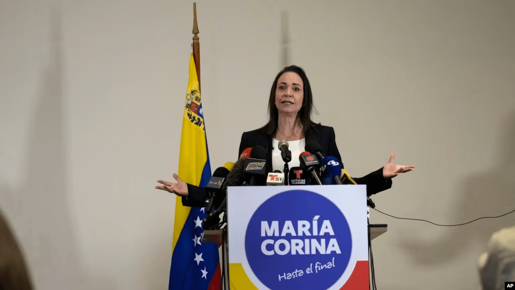 La líder de la oposición María Corina Machado habla durante una conferencia de prensa sobre su prohibición de 15 años para postularse para cargos públicos, en Caracas, Venezuela, el martes 4 de julio de 2023.