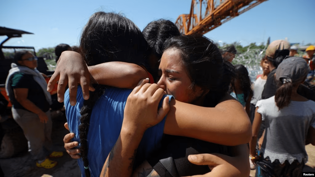 Foto de archivo. Migrantes venezolanos se abrazan después de cruzar el Río Grande y pasar a través del alambre de púas en Eagle Pass, Texas, el 28 de septiembre de 2023. REUTERS/Brian Snyder