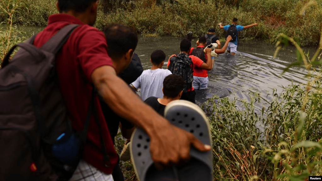 Migrantes, en su mayoría de Venezuela, cruzan el río Bravo con la intención de entregarse a los agentes de la Patrulla Fronteriza de Estados Unidos, visto desde Ciudad Juárez, México, el 21 de septiembre de 2023.