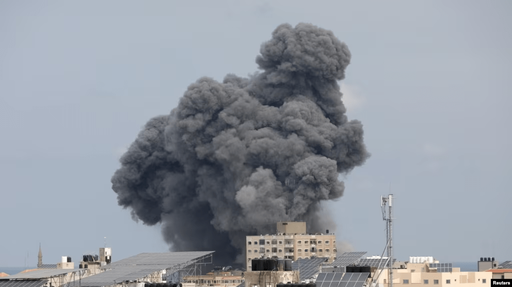 El humo envuelve un edificio en Gaza, el 9 de octubre de 2023,