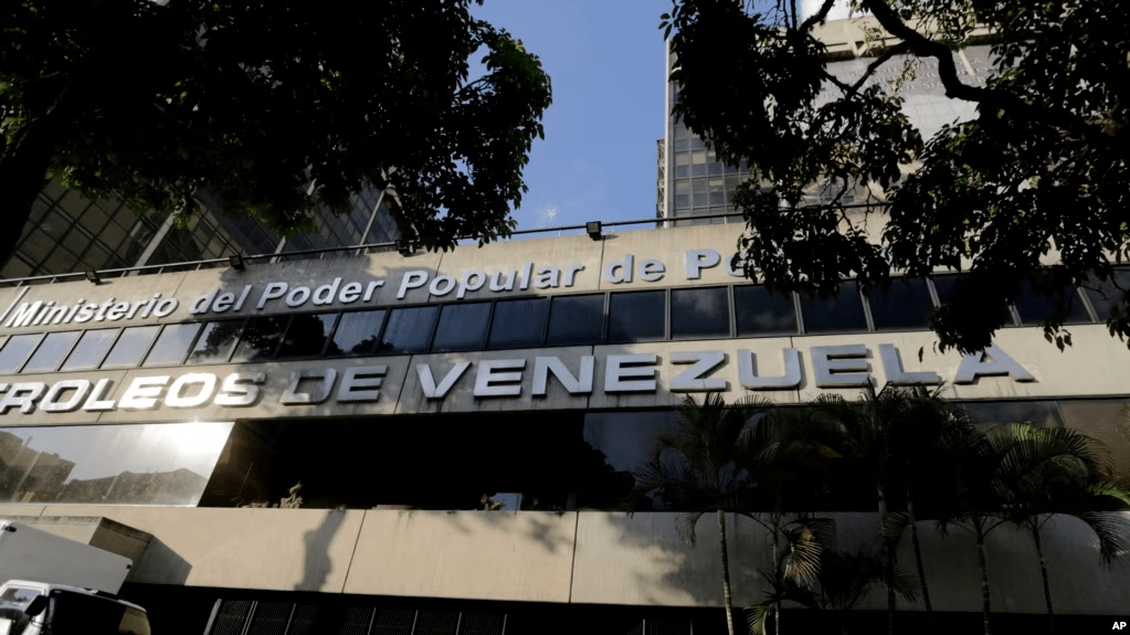 Fachada de la sede principal de Petróleos de Venezuela (PDVSA), en Caracas. (AP Photo/Fernando Llano)