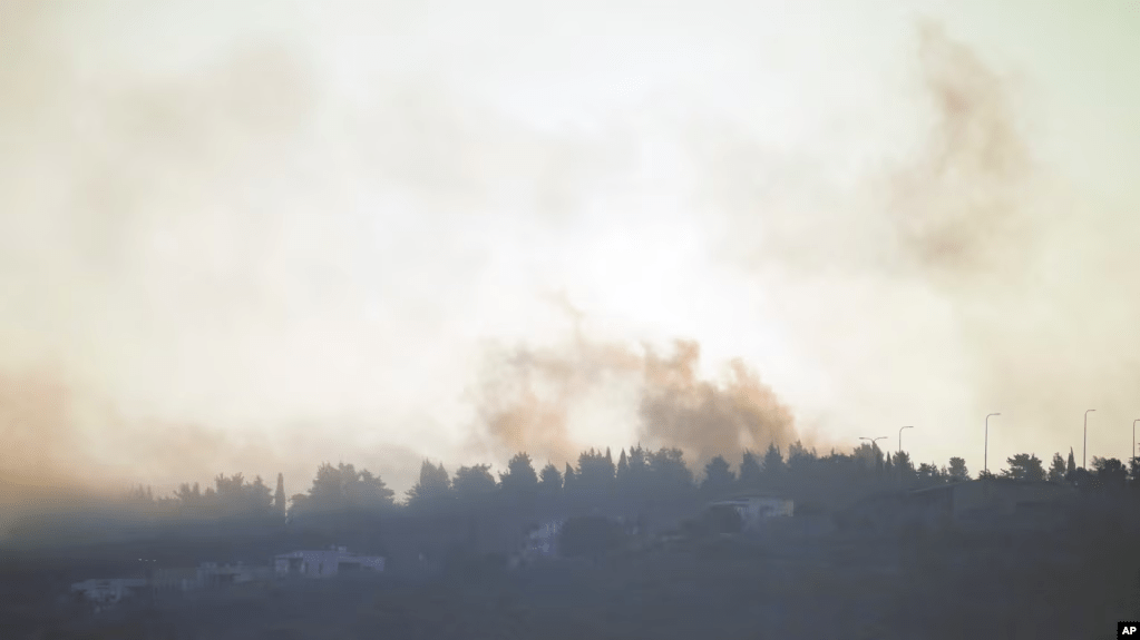 El humo se eleva después de un bombardeo israelí en la aldea de Odaisseh, cerca de la frontera con Israel, en el sur del Líbano, el viernes 13 de octubre de 2023. (Foto AP/Bilal Hussein)