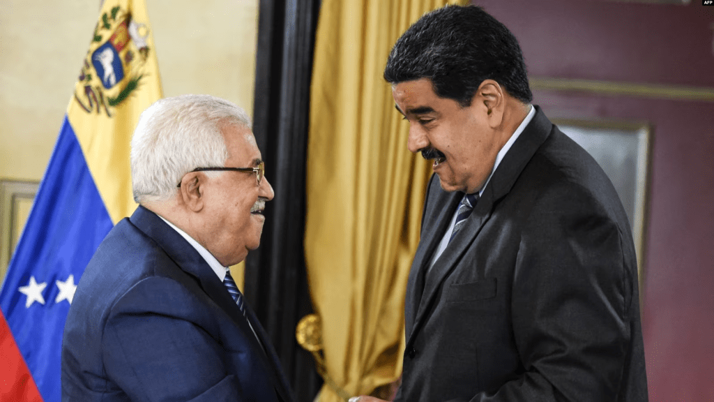 ARCHIVO - El presidente venezolano Nicolás Maduro saluda al dirigente de la Autoridad Nacional Palestina, Mahmoud Abbas, en su visita a Caracas, el 7 de mayo de 2018.