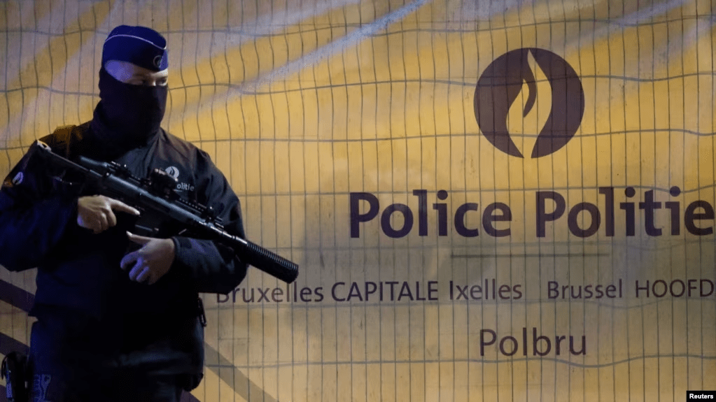 Un agente de la policia belga se mantiene en guardia tras el tiroteo en las calles de Bruselas, el 16 de octubre de 2023. [REUTERS]