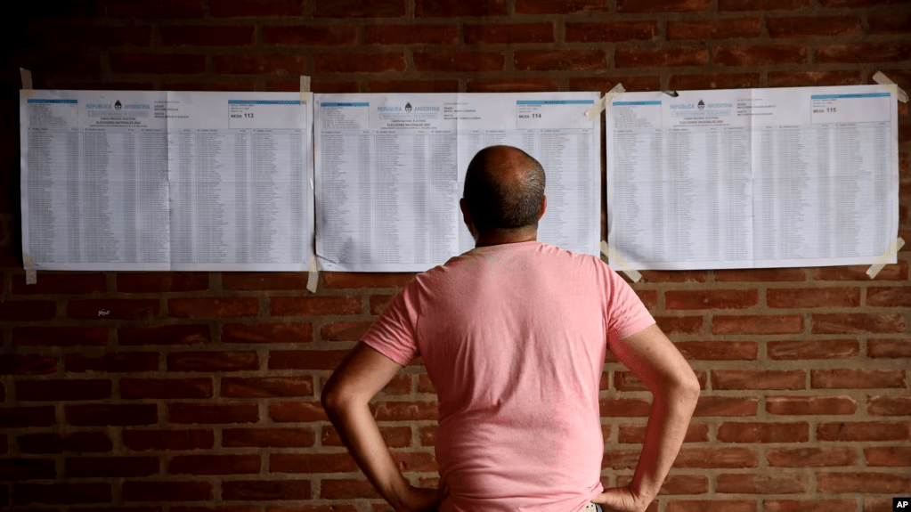 Los argentinos acudieron a las urnas en una jornada electoral que transcurrió con normalidad y prácticamente sin denuncias de irregularidades.