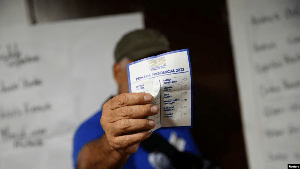 Un ciudadano muestra la boleta con su voto durante la primaria presidencial de la oposición.