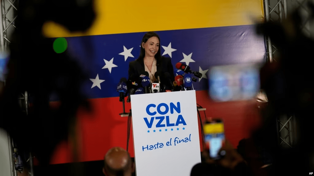 María Corina Machado, candidata presidencial electa por la oposición para 2024, habla en una conferencia de prensa en Caracas, este martes 24 de octubre de 2023.