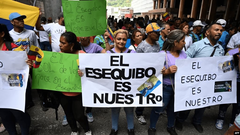 Manifestantes se congregan frente al poder electoral en Caracas, Venezuela, en apoyo a un referendo consultivo convocado por el oficialismo sobre el territorio en reclamación del Esequibo, una zona que, en parte, hoy gobierna el Estado de Guyana.