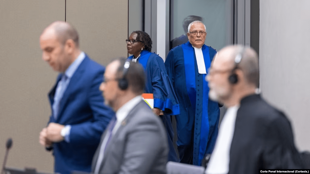 Los jueces de la Sala de Apelaciones de la Corte Penal Internacional ingresan al recinto para comenzar un debate sobre el caso de Venezuela. En primer plano, se observan a representantes del Estado venezolano.