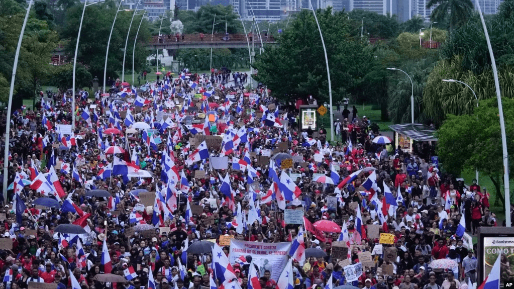 Manifestantes protestan contra un contrato minero recientemente aprobado entre el gobierno y la empresa minera canadiense First Quantum, en la ciudad de Panamá, el jueves 26 de octubre de 2023.