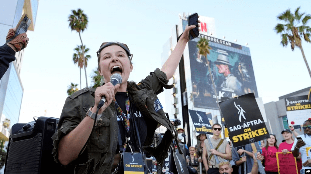 La capitana de SAG-AFTRA, Mary M. Flynn, reúne a otros actores en huelga en un piquete frente a los estudios de Netflix, el miércoles 8 de noviembre de 2023, en Los Ángeles. (Foto AP/Chris Pizzello)