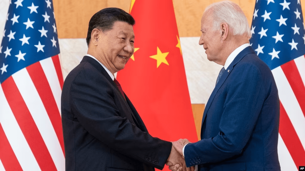 ARCHIVO - El presidente estadounidense Joe Biden, derecha, y el presidente chino, Xi Jinping, se dan la mano antes de una reunión al margen de la cumbre del G20 el 14 de noviembre de 2022, en Bali, Indonesia.