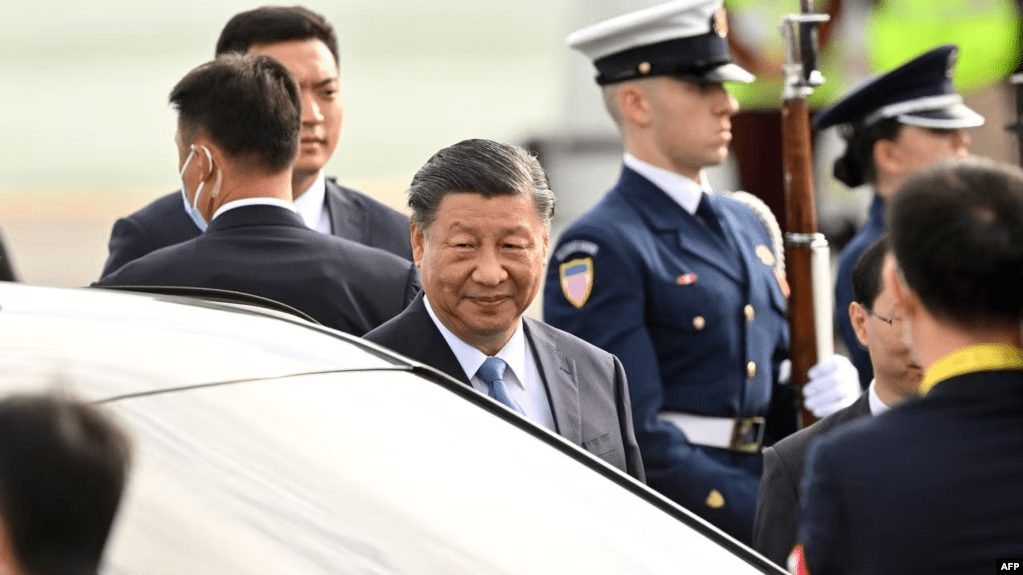 El presidente chino, Xi Jinping, llega al aeropuerto internacional de San Francisco para asistir a la semana de líderes del Foro de Cooperación Económica Asia-Pacífico (APEC) en San Francisco, California, el 14 de noviembre de 2023.