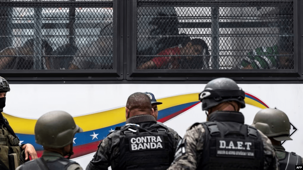 Miembros de la Guardia Nacional Bolivariana de Venezuela hacen guardia mientras reos de la cárcel de Tocorón, en Aragua, son trasladados a otros penales del país, el 20 de septiembre de 2023. Una ONG denunció pactos con líderes negativos.