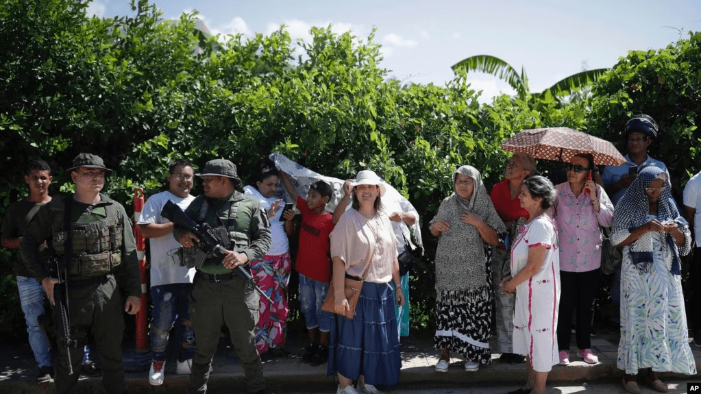 Vecinos de Luis Manuel Díaz esperan su llegada en su casa en Barrancas, Colombia, después de que fue liberado tras 12 días de secuestro el jueves 9 de noviembre de 2023.