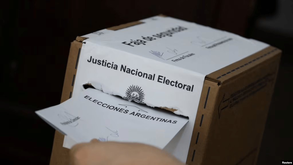 Un votante emite su voto en una mesa electoral durante la segunda vuelta de las elecciones presidenciales de Argentina, en Buenos Aires, Argentina, el 19 de noviembre de 2023.