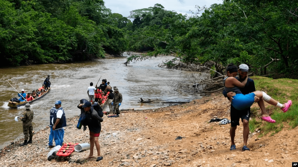 Migrantes llegan por vote a Lajas Blancas, en la provincia del Darién, en Panamá, luego de caminar por el llamado Tapón del Darién, desde Colombia, el pasado 6 de octubre de 2023.