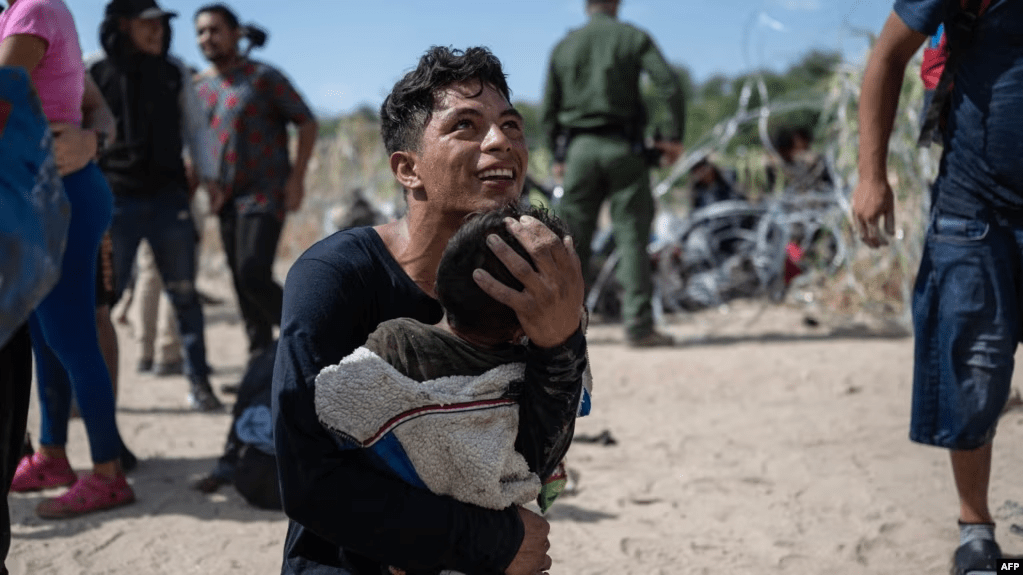 Una familia migrante venezolana reacciona luego de cruzar una barricada hacia suelo estadounidense en Eagle Pass, Texas, el 25 de septiembre de 2023. Miles de migrantes venezolanos han sido deportados desde Estados Unidos.
