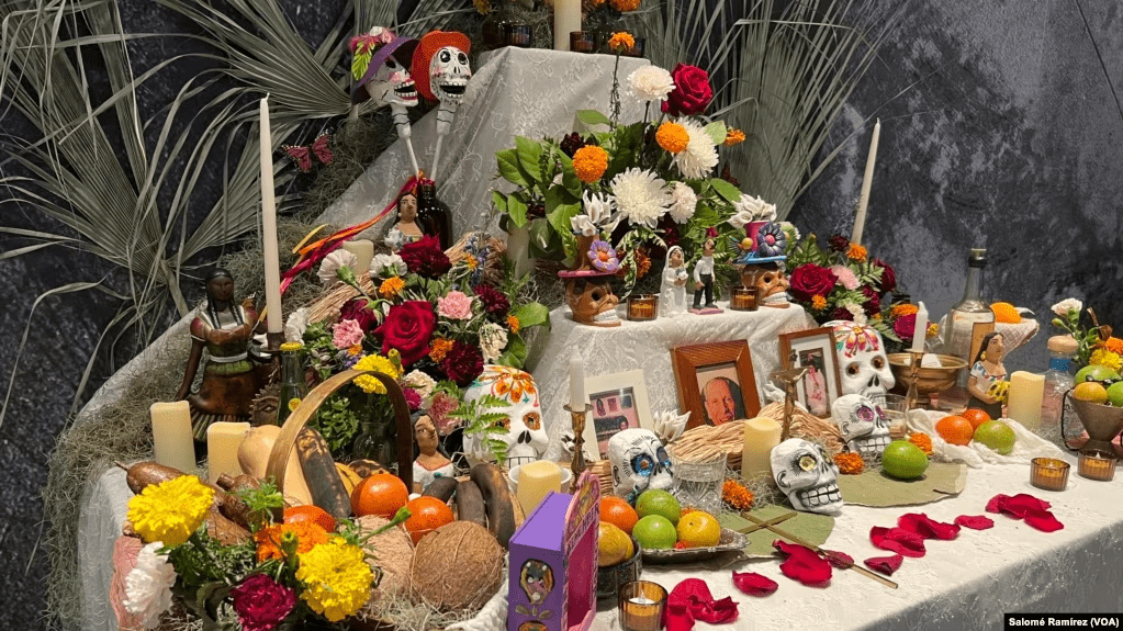 Los días primero y segundo de noviembre se conmemora el Día de los Muertos como un momento para honrar a los fallecidos. Los altares son una de las tradiciones más representativas de esta fecha que se extiende a diferentes países del mundo.