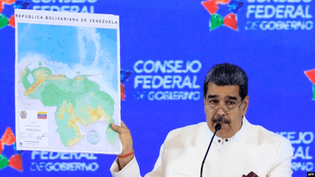 El presidente Nicolás Maduro muestra el mapa de Venezuela, incluyendo el territorio del Esequibo, que históricamente se marcaba como zona en reclamación.