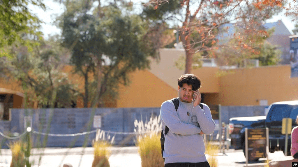 Un estudiante de la Universidad de Nevada campus Las Vegas habla por teléfono luego de que se reportó un tiroteo en el lugar, el 6 de diciembre de 2023, en Las Vegas, EEUU.