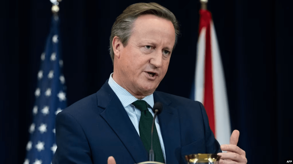 El ministro de Relaciones Exteriores del Reino Unido, David Cameron, habla durante una conferencia de prensa en Washington, el jueves 7 de diciembre de 2023.