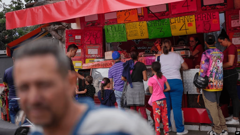 Clientes compran productos en una tienda de comestibles en Quinta Crespo, Caracas, el 9 de agosto de 2023.