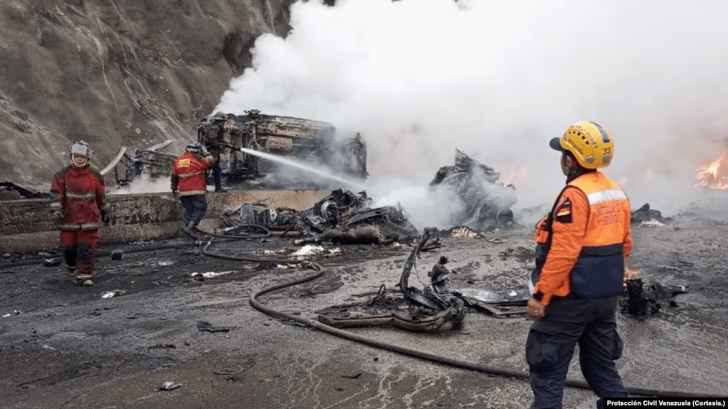 Bomberos y miembros de Protección Civil sofocan el fuego luego de un accidente que dejó al menos 14 muertos en la autopista Gran Mariscal de Ayacucho, en Miranda, este miércoles 13 de diciembre de 2023.