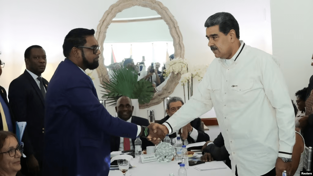 Los presidentes de Guyana, Irfaan Ali, y de Venezuela, Nicolás Maduro, estrechan sus manos durante la reunión celebrada en San Vicente y las Granadinas.