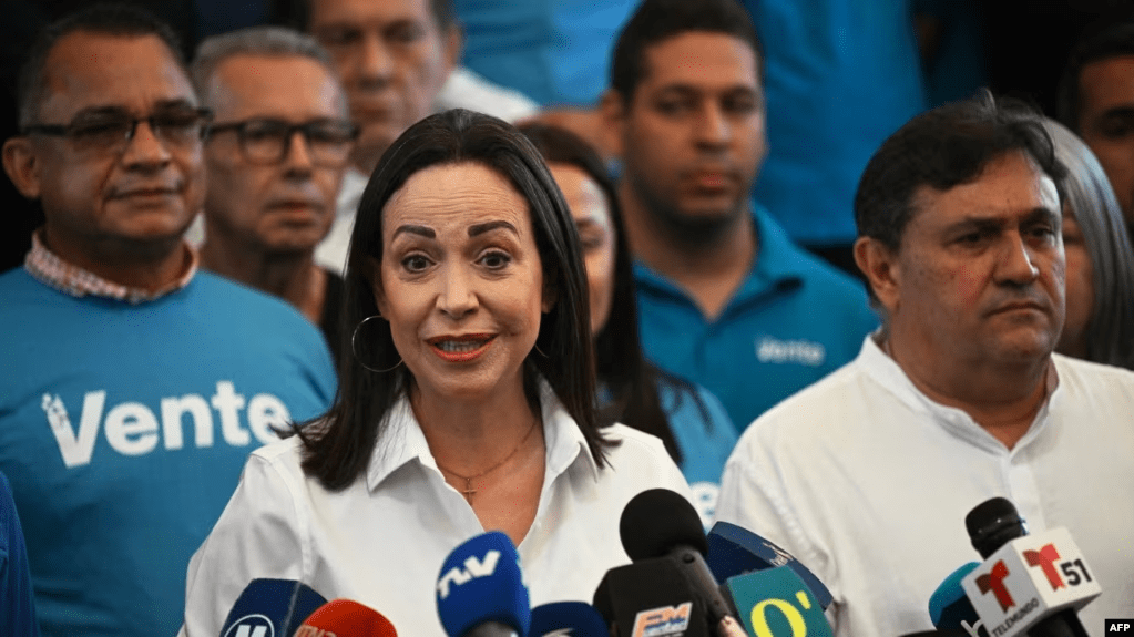 La candidata presidencial opositora María Corina Machado conversa con la prensa en Caracas, el 6 de diciembre de 2023.