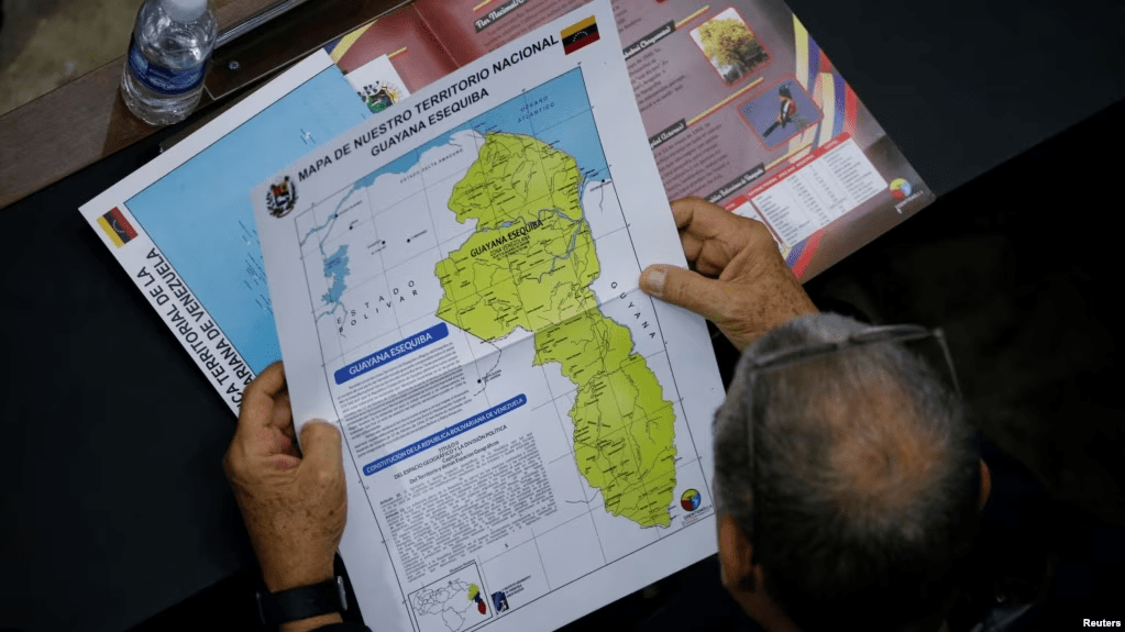 Un parlamentario venezolano revisa un mapa del territorio en disputa entre su país y Guyana desde el siglo XIX, conocido como El Esequibo, el 6 de diciembre de 2023,