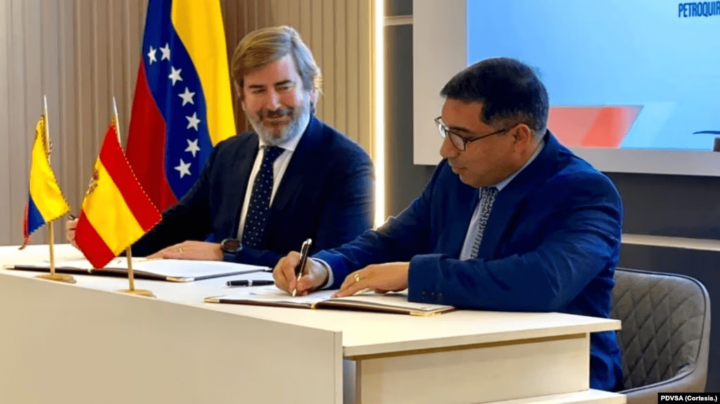 Rafael Tellechea, presidente de la estatal petrolera PDVSA, firma un convenio sobre la empresa mixta Petroquiriquire junto a un representante de Repsol, Francisco José Gea, el lunes 18 de diciembre de 2023 en Venezuela.