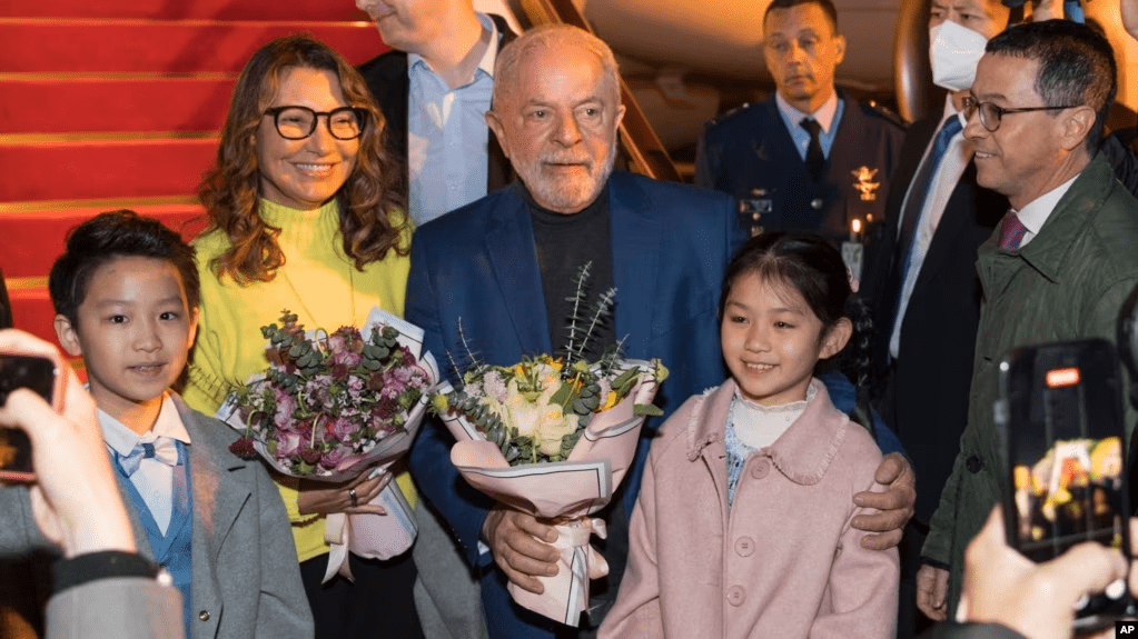 ARCHIVO - El presidente brasileño Luiz Inácio Lula da Silva y la primera dama Rosangela Silva reciben flores de parte de niños en una visita a China, el 12 de abril de 2023.