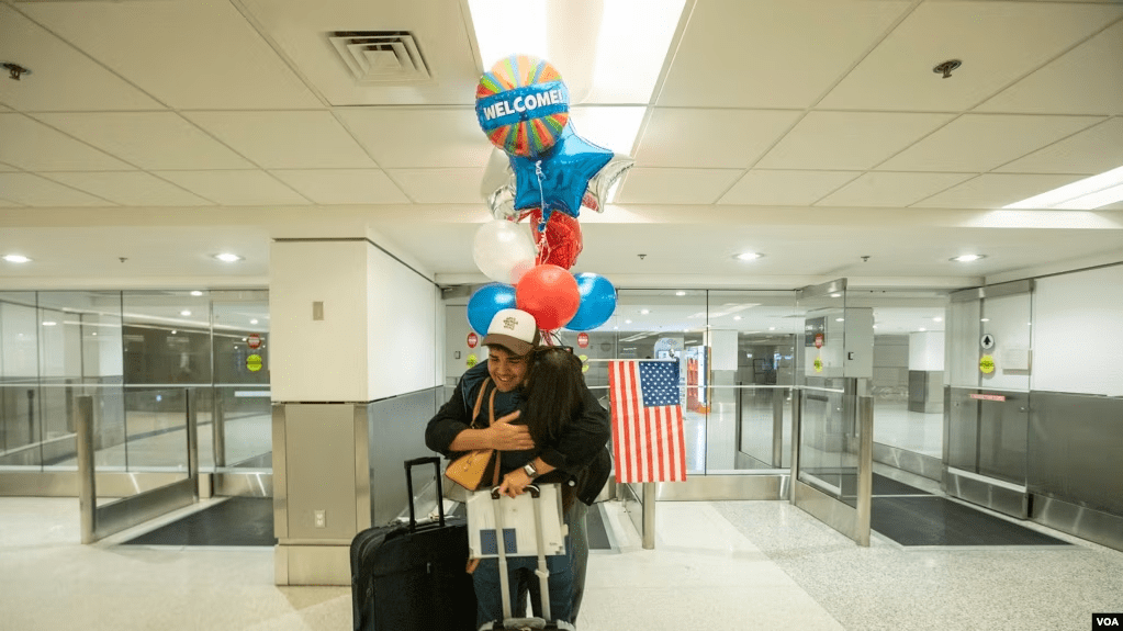 ARCHIVO - Elián Coto Sierra de Edeity abraza a su hermano, Maikel Antonio Coto Salazar -de Cuba- quien llega a Miami desde República Dominicana luego de obtener el parole humanitario otorgado por EEUU, el viernes 17 de marzo de 2023 en el Aeropuerto Internacional de Miami.