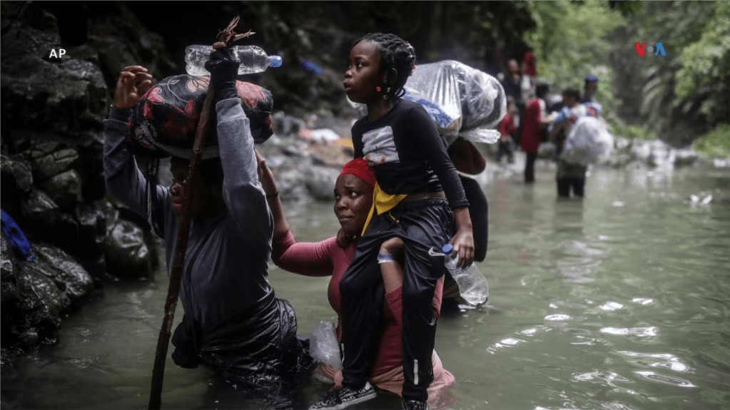 Migrantes haitianos atraviesan un río a su paso por el Tapón del Darién, desde Colombia a Panamá con el objetivo de llegar a Estados Unidos, el 9 de mayo de 202