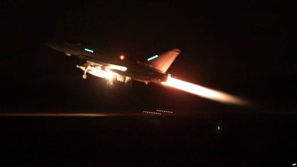 Esta imagen proporcionada por el Ministerio de Defensa del Reino Unido, tomada el 11 de enero de 2024, muestra un avión Typhoon despegando de Akrotiri en Chipre, para una misión de atacar objetivos en Yemen.