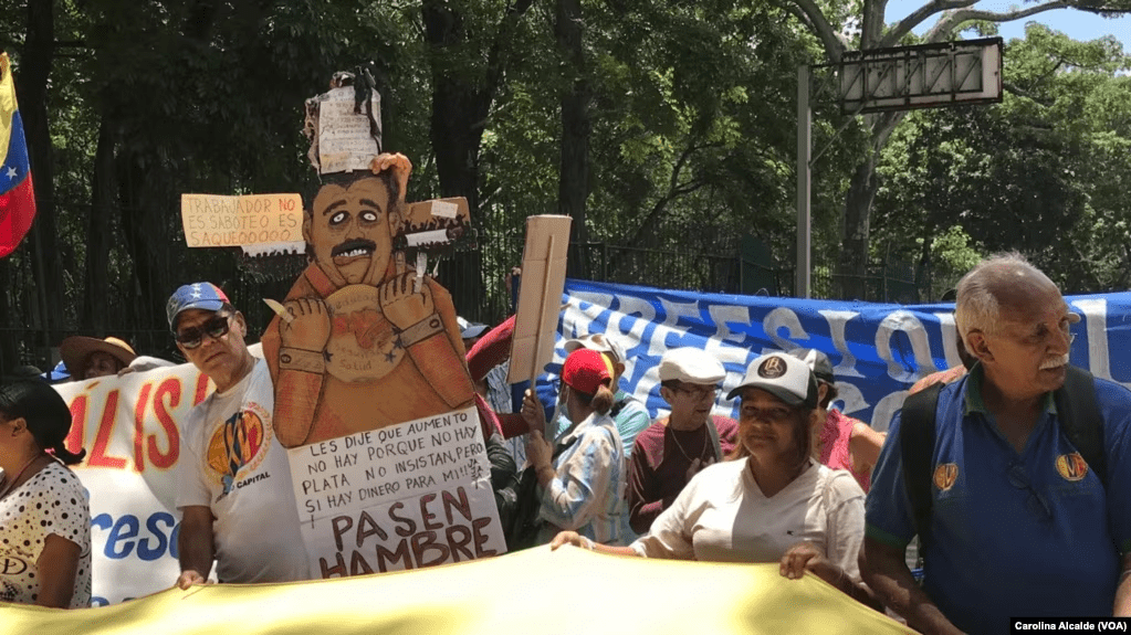 Trabajadores venezolanos durante una protesta el 1° de mayo de 2023 para exigir reivindicaciones salariales y laborales.