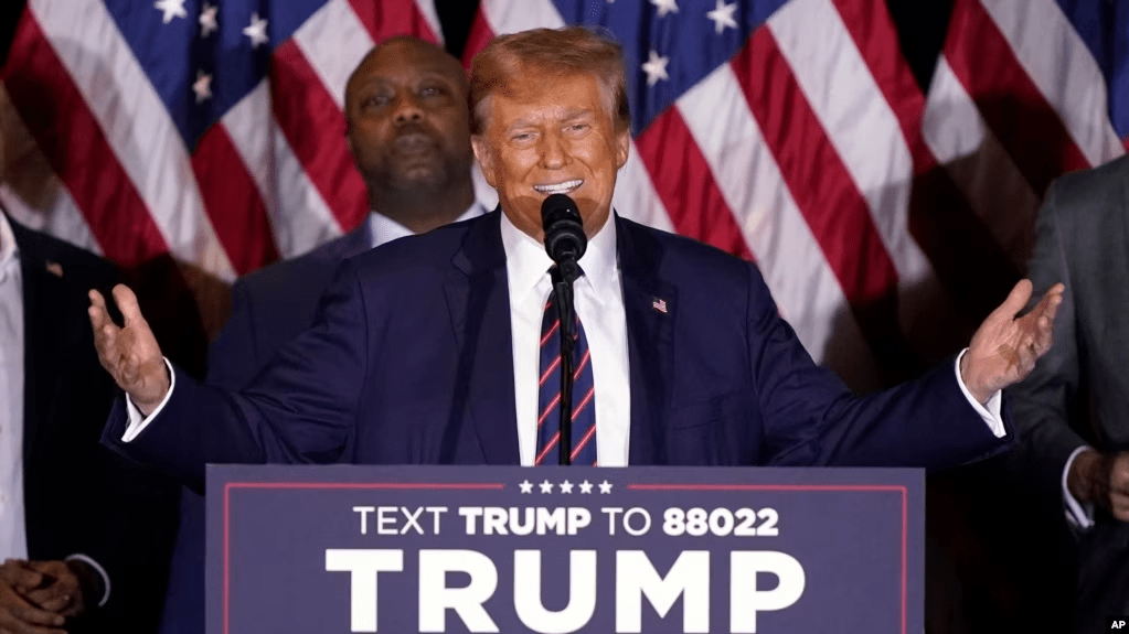 El candidato a la nominación presidencial por el Partido Republicano, el expresidente Donald Trump, habla en una fiesta nocturna de las elecciones primarias en Nashua, Nuevo Hampshire, el martes 23 de enero de 2024.