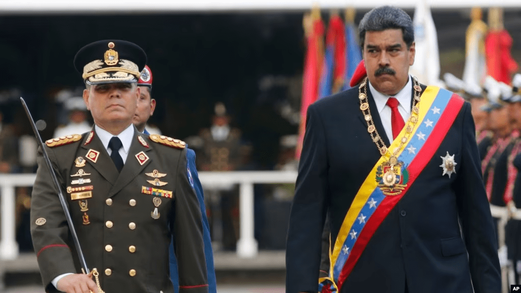 Fotografía de archivo del ministro de defensa venezolano, general en jefe Vladimir Padrino López, a la izquierda, junto al presidente Nicolás Maduro en un acto oficial realizado el 24 de mayo de 2018 en Fuerte Tiuna, Caracas.