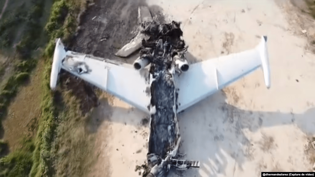 Una de las imágenes del avión inutilizado por el ejército de Venezuela difundidas por las autoridades.