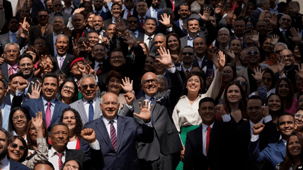 Jorge Rodríguez, presidente de la Asamblea Nacional electa en 2020, en el centro de la foto, posa junto al resto de diputados de ese poder, de mayoría chavista, en Caracas.