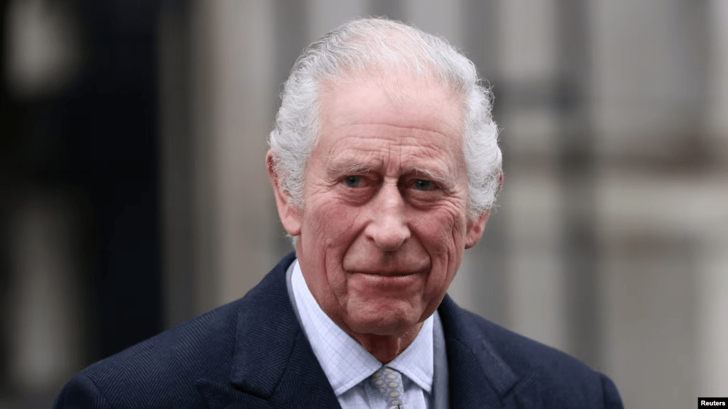 El rey Carlos de Inglaterra sale de una clínica de Londres después de recibir tratamiento para un agrandamiento de la próstata en Londres, el 29 de enero de 2024.