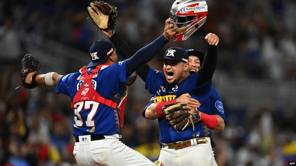 El lanzador Ángel Padrón celebra con sus compañeros de los Tiburones de La Guaira tras completar un juego sin hits ni carreras en la Serie del Caribe del béisbol, en Miami, este miércoles 7 de febrero de 2024.