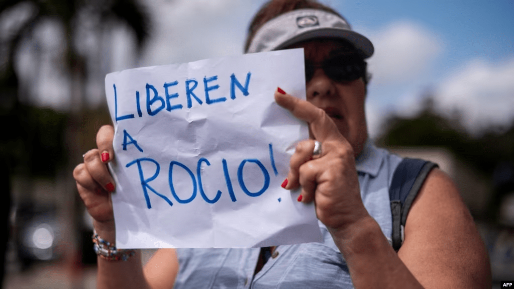 Una mujer sostiene un cartel donde se lee "liberen a Rocío", en referencia a la activista de derechos humanos detenida la semana pasada por el Estado venezolano, durante una manifestación en Caracas este miércoles 14 de febrero de 2024