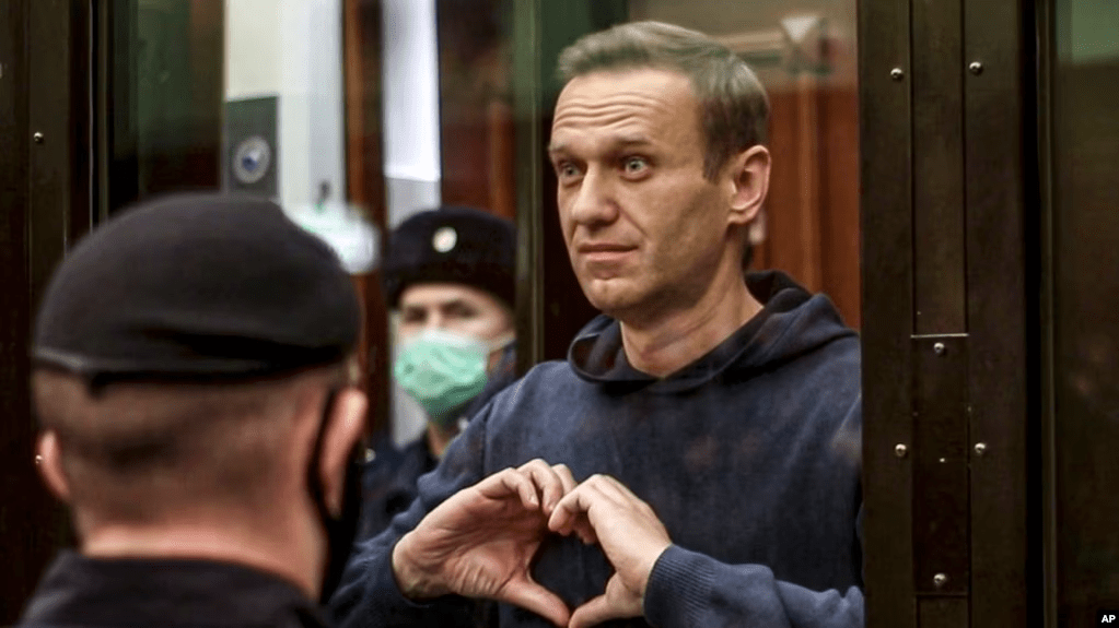 [Archivo] Fotografía tomada de una filmación proporcionada por el Tribunal Municipal de Moscú, el líder de la oposición rusa Alexei Navalny muestra un símbolo escuchando de pie una audiencia sobre su caso, el martes 2 de febrero de 2021. Nalvany falleció en prisión a los 47 años.