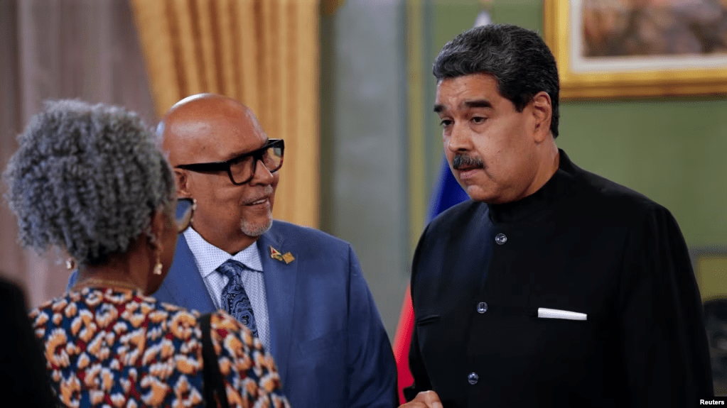 El presidente Nicolás Maduro conversa con el embajador de Guyana en Caracas, Richard Van West-Charles, al recibir sus cartas credenciales en el Palacio de Miraflores, este 20 de febrero de 2024.