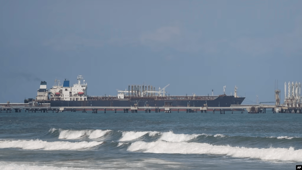 Un barco petrolero atracado en la refinería El Palito cerca de Puerto Cabello, Venezuela, el lunes 29 de enero de 2024. (Foto AP/Matías Delacroix)