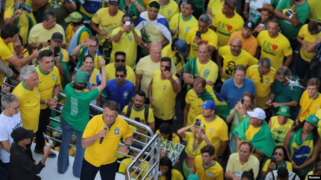 El expresidente de Brasil Jair Bolsonaro habla en una concentración frente a sus seguidores en la avenida Paulista en Sao Paulo. La policía lo investiga a él y a su entorno por un supuesto complot para un golpe de Estado tras las elecciones de 2022. El 25 de febrero de 2024.